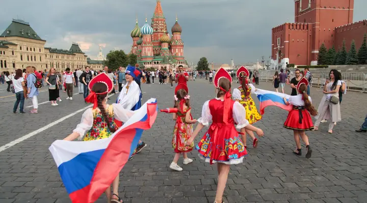 Le 12 Juin, défilé dans les rues pour la fête nationale russe Vol pas cher pour Moscou pour la fête nationale russe le 12 juin