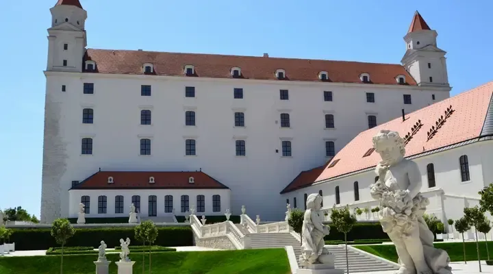 Vol pas cher pour Bratislava, promenade dans le jardin du château Vol pas cher pour Bratislava, promenade dans le jardin du château