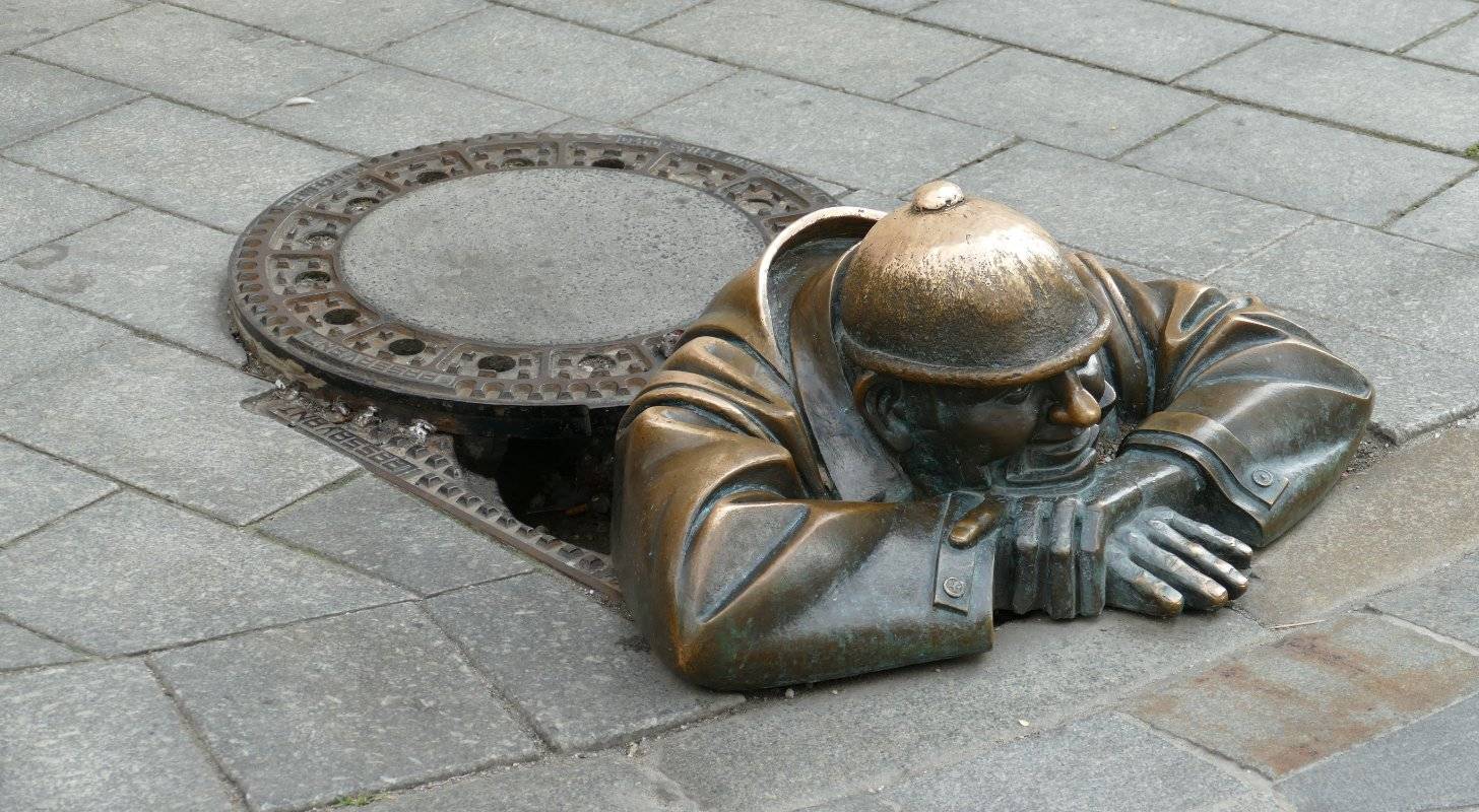 Billet d’avion pour Bratislava, visite d'une statue dans le centre historique