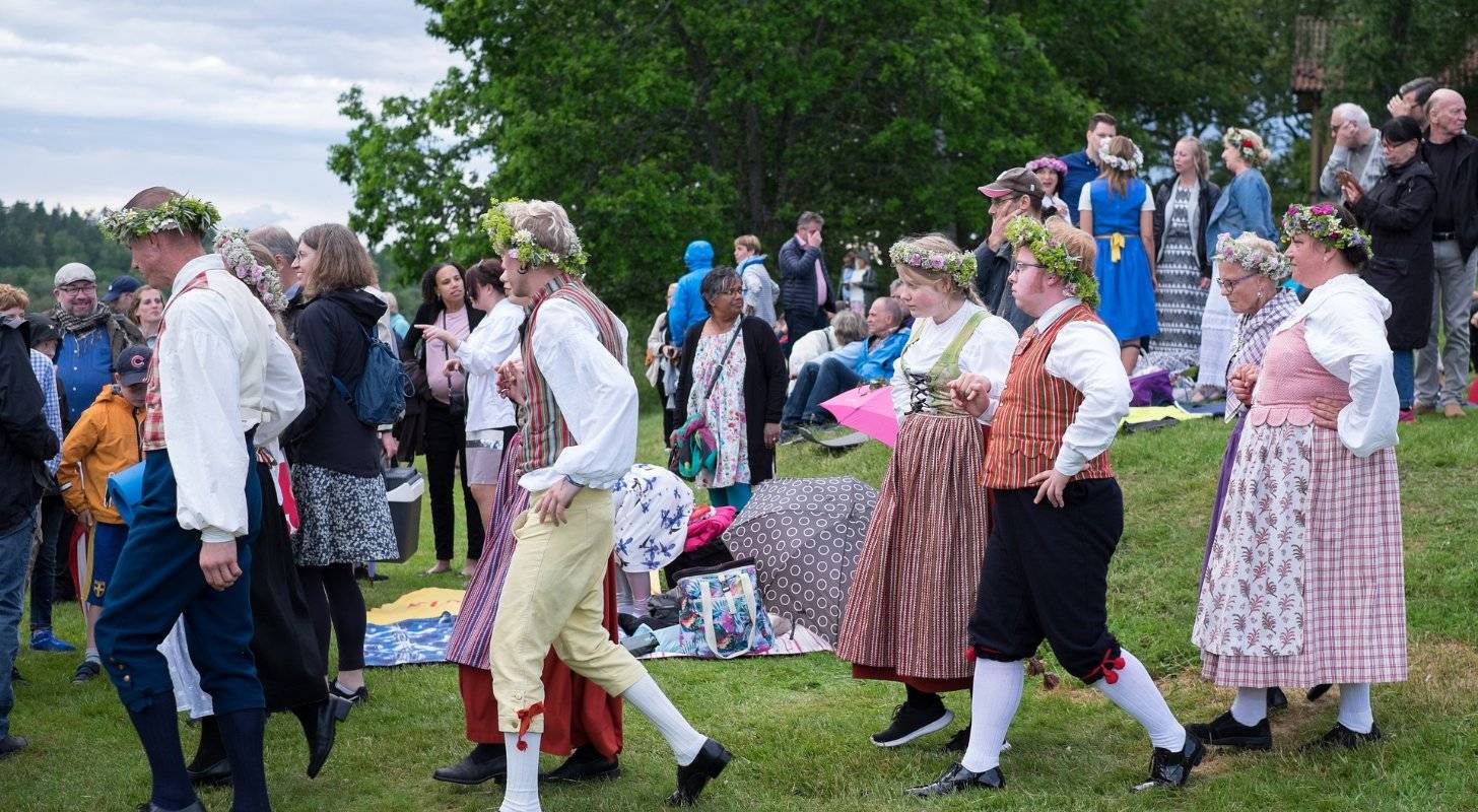 Vue de personnes en costume fêtant la Saint Jean à Göteborg