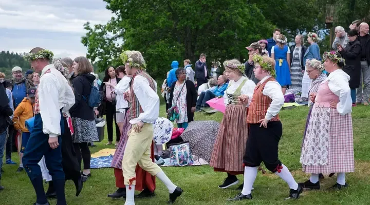Vue de personnes en costume fêtant la Saint Jean à Göteborg Vue de personnes en costume fêtant la Saint Jean à Göteborg