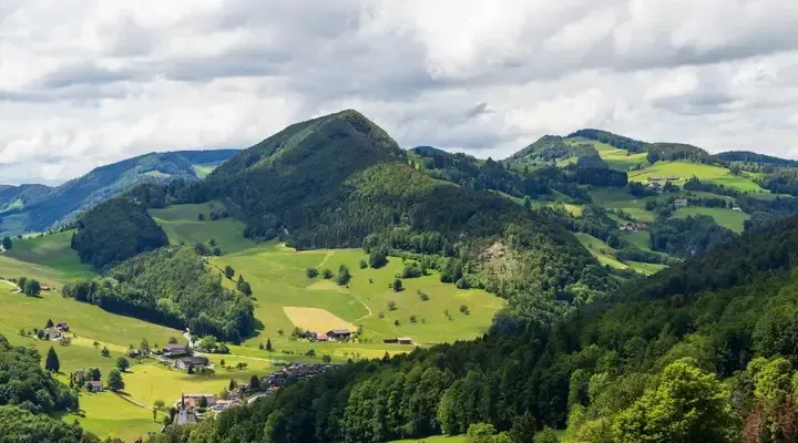 Randonnée dans la campagne suisse à Lagenbruck Vol pas cher Bâle Suisse