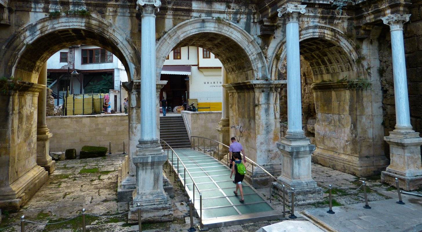 Voyage à Antalya, découverte de la majestueuse porte d’Hadrien