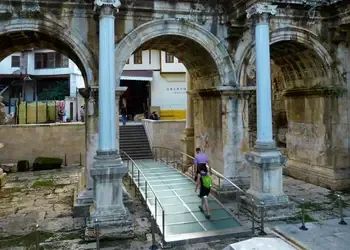 Voyage à Antalya, découverte de la majestueuse porte d’Hadrien