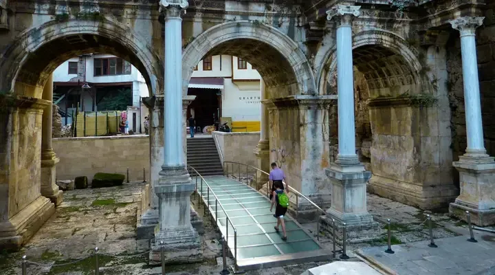 Porte d'Adrien àAntalya Voyage à Antalya, découverte de la majestueuse porte d’Hadrien