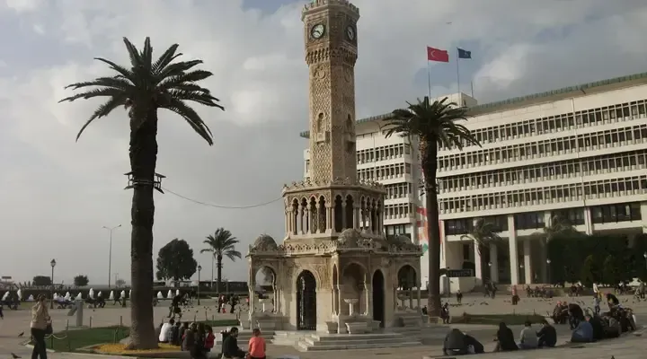 La Tour Horloge d'Izmir Voyage à Izmir, découvrez la célèbre Tour Horloge de la ville
