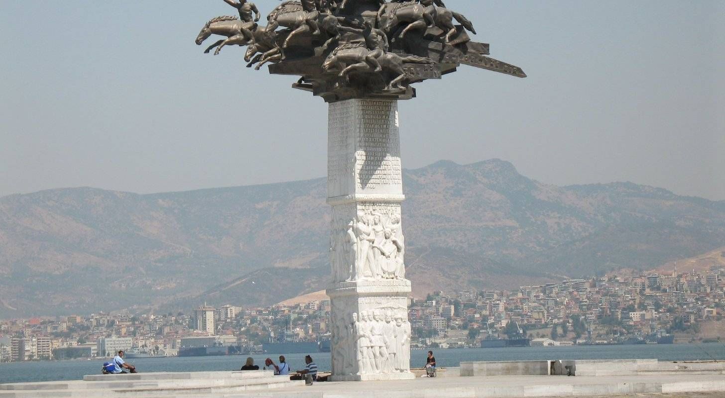 Vol pas cher pour Izmir, admirez le Monument d'arbre de la République