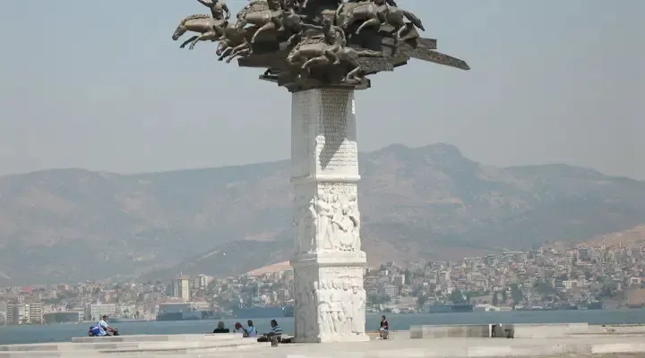 Le Monument d'arbre de République d'Izmir Vol pas cher pour Izmir, admirez le Monument d'arbre de la République