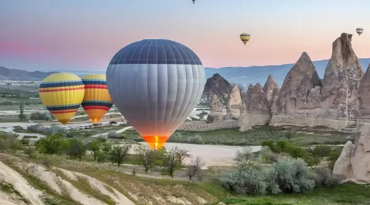 Montgolfières dans le ciel de Kayseri Réservez votre voyage à Kayseri et vivez une expérience unique avec un vol en Montgolfière