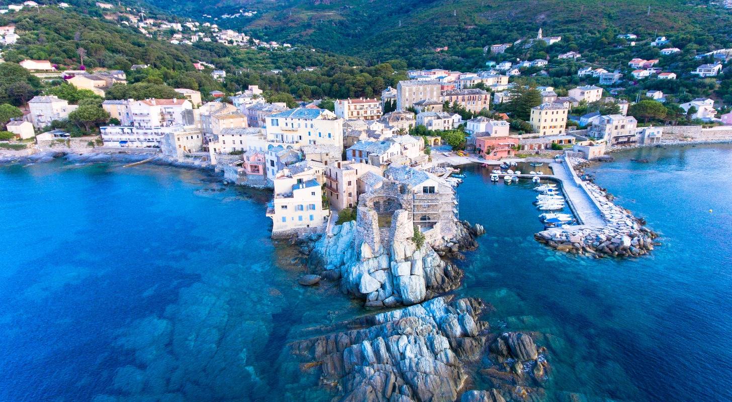 Découvrez la tour génoise d'Erbalunga avec un vol pas cher vers Bastia
