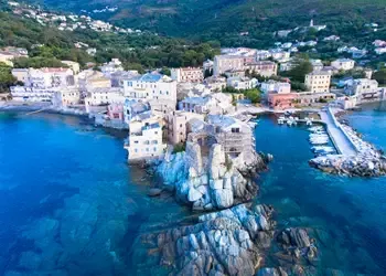 Découvrez la tour génoise d'Erbalunga avec un vol pas cher vers Bastia
