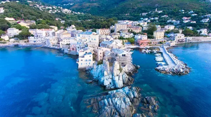 La Tour génoise d'Erbalunga Découvrez la tour génoise d'Erbalunga avec un vol pas cher vers Bastia