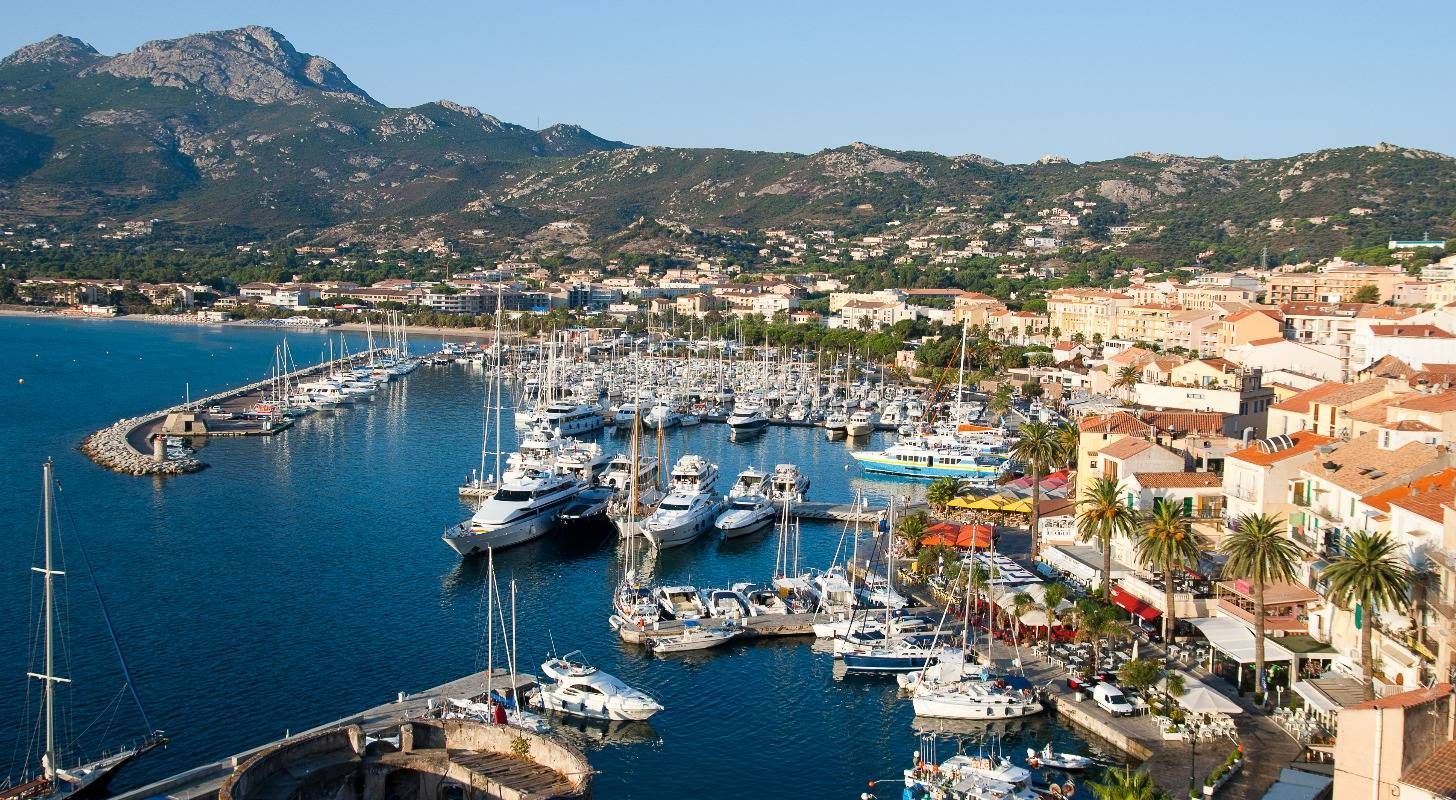 Admirez la vue imprenable de Calvi, trouvez un billet d'avion pas cher pour la Corse