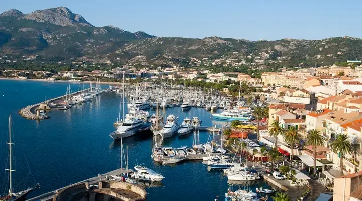 Le port de Calvi en Corse Admirez la vue imprenable de Calvi, trouvez un billet d'avion pas cher pour la Corse