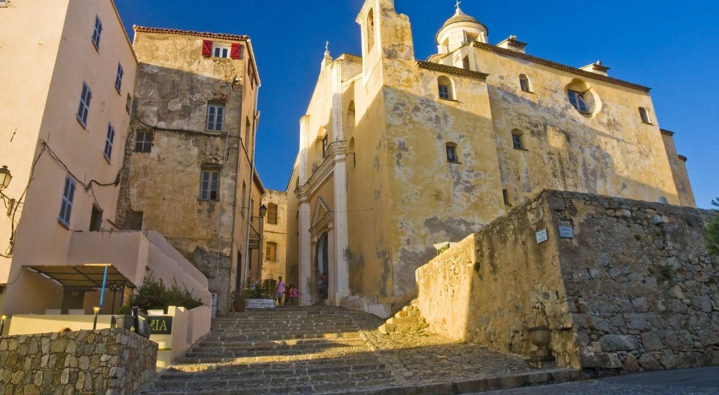 Explorez la vieille ville de Calvi, réservez votre vol pas cher pour l’Ile de Beauté