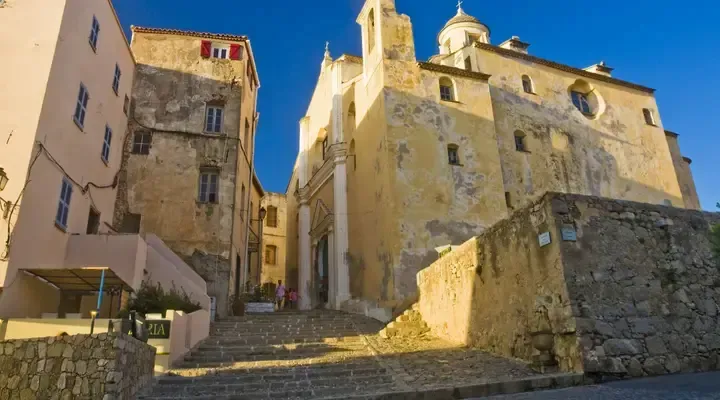 La Vieille ville de Calvi Explorez la vieille ville de Calvi, réservez votre vol pas cher pour l’Ile de Beauté