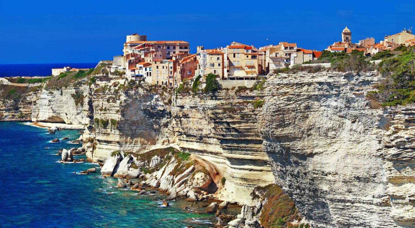 Admirez les falaises de Bonifacio avec un vol pas cher pour Figari