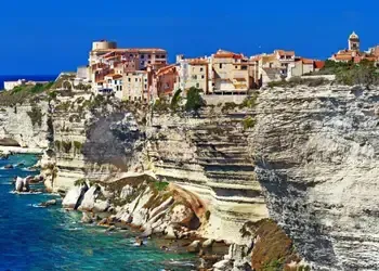 Admirez les falaises de Bonifacio avec un vol pas cher pour Figari
