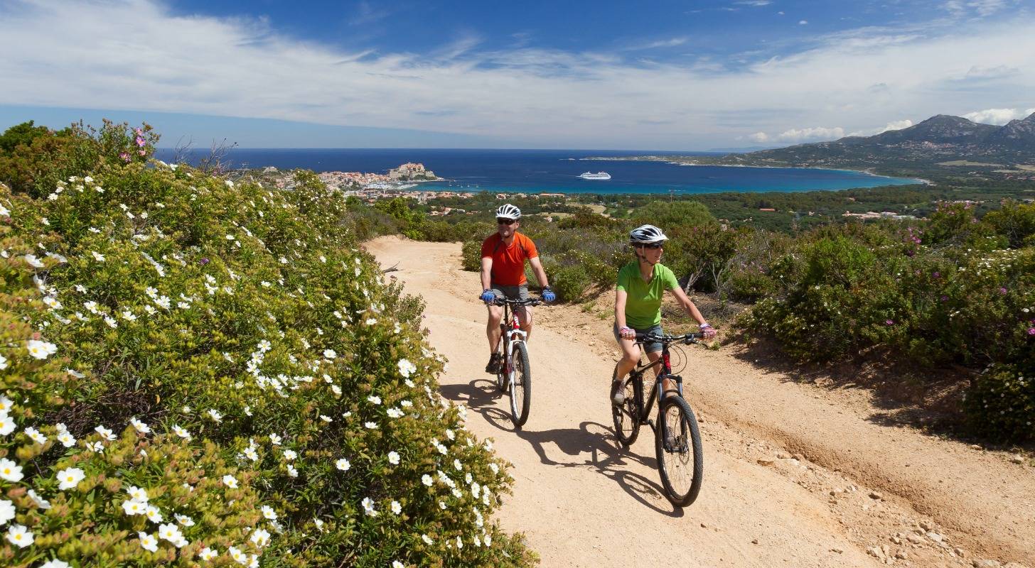 Profitez d'une balade à vélo, réservez un billet d'avion pas cher à destination de Figari
