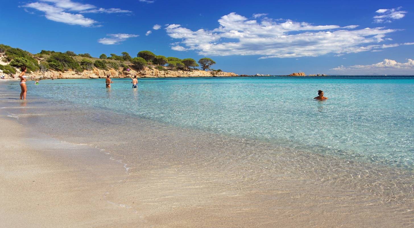 Détendez-vous sur les plages près de Figari, trouvez un vol pas cher pour la Corse