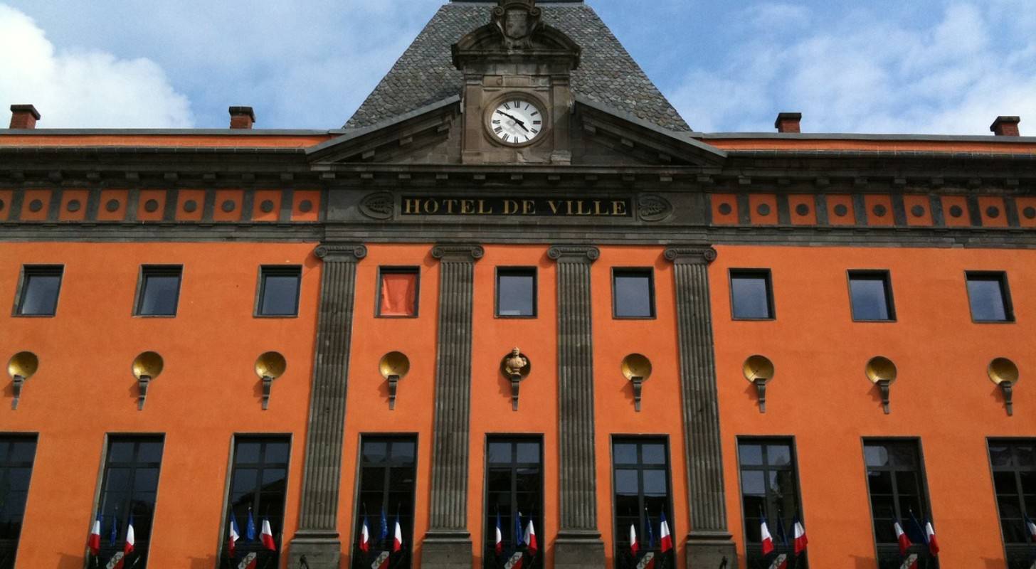 Découvrez l'Hôtel de Ville d'Aurillac, réservez un vol pas cher pour le Cantal