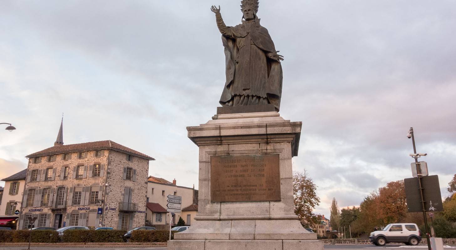 Admirez la statue du Pape Gerbert, trouvez un billet d'avion pas cher pour Aurillac