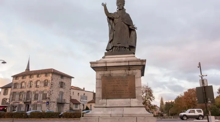 Admirez la statue du Pape Gerbert, trouvez un billet d'avion pas cher pour Aurillac Admirez la statue du Pape Gerbert, trouvez un billet d'avion pas cher pour Aurillac