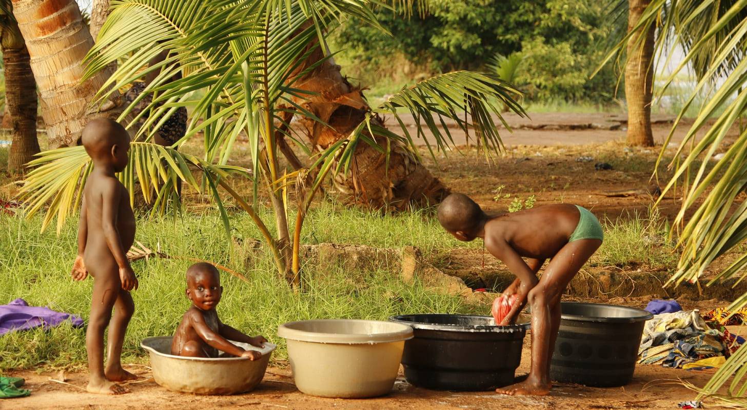 Voyage au Bénin, enfants faisant leur toilette