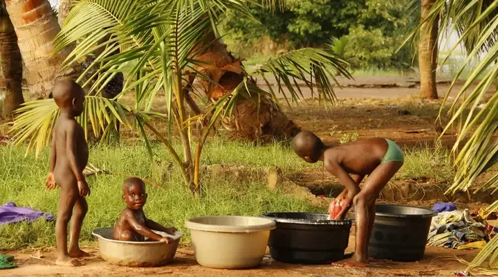 Des enfants faisant leur toilette Voyage au Bénin, enfants faisant leur toilette