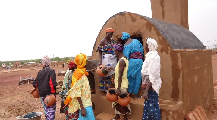 Une maison en terre au Burkina Faso Billets d'avion pas chers Burkina Faso