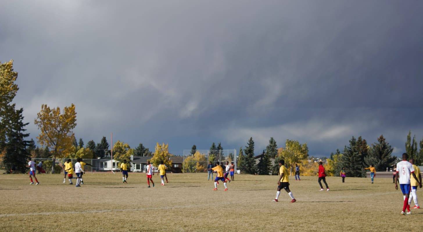 Billet d’avion pour le Congo, des jeunes en plein match de football local