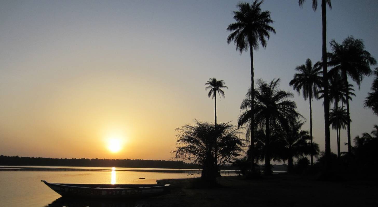 Vol pas cher pour la Guinée, balade en pirogue au coucher du soleil