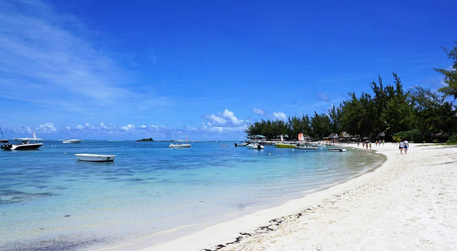 Voyage à l'île Maurice, détente sur une plage de sable blanc