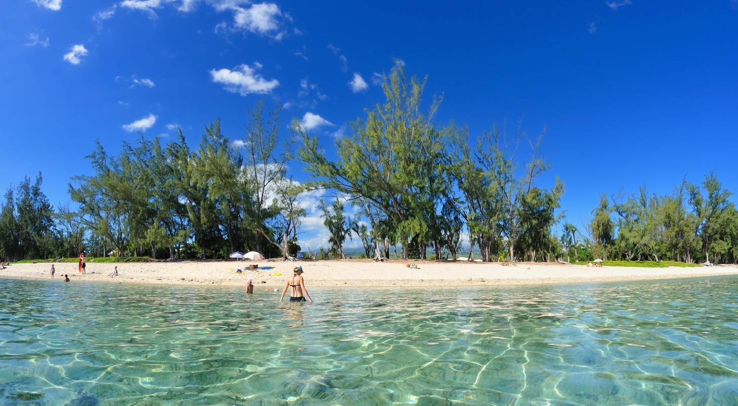 Billet d’avion pour La Réunion, détente sur une plage à Saint-Denis