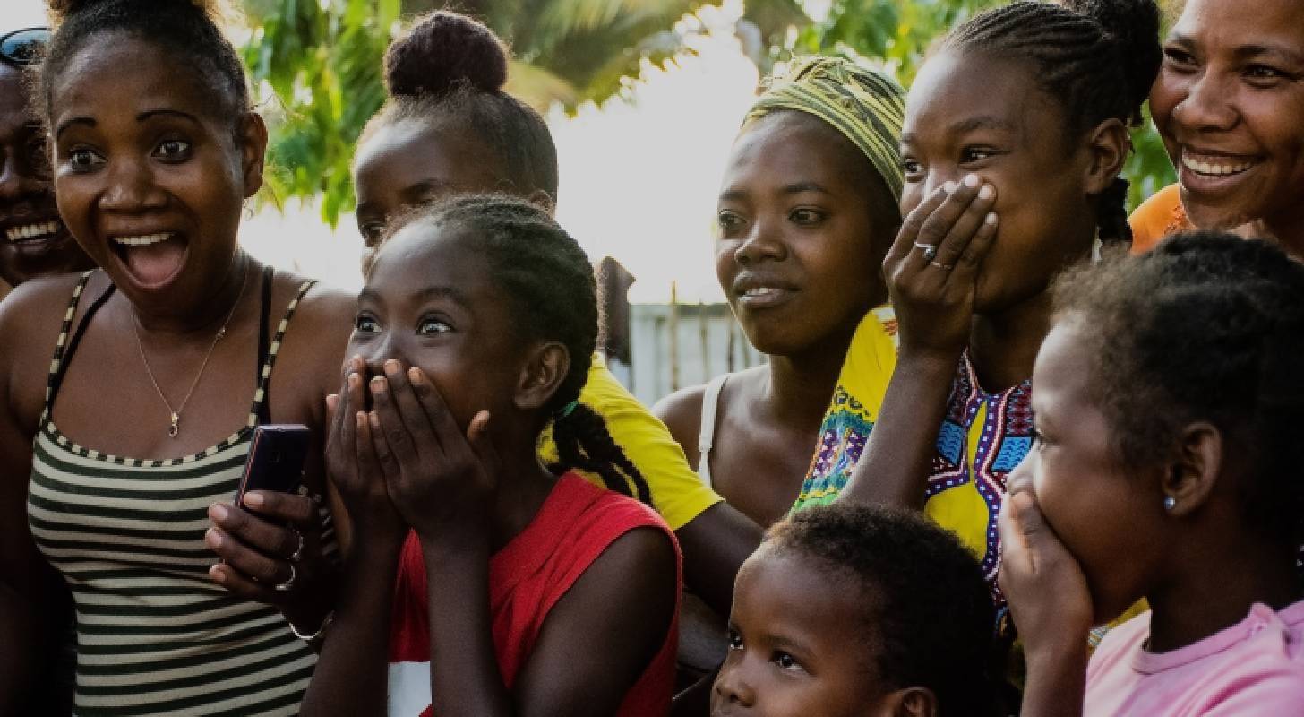 Billet d'avion pour Madagascar, rencontre avec des enfants malgaches pleins de joie