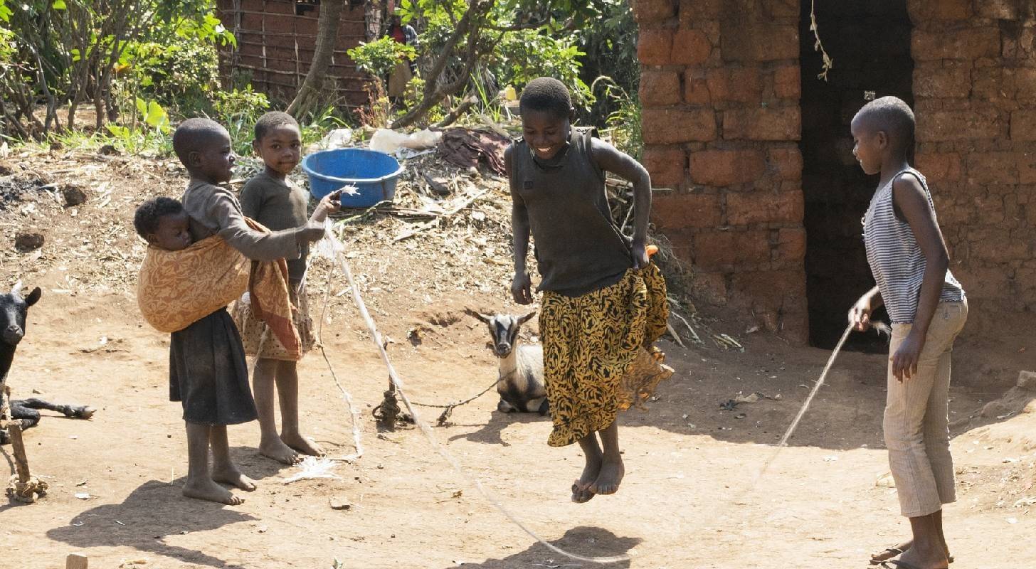 Vol pas cher pour le Rwanda, enfants jouant à la corde à sauter