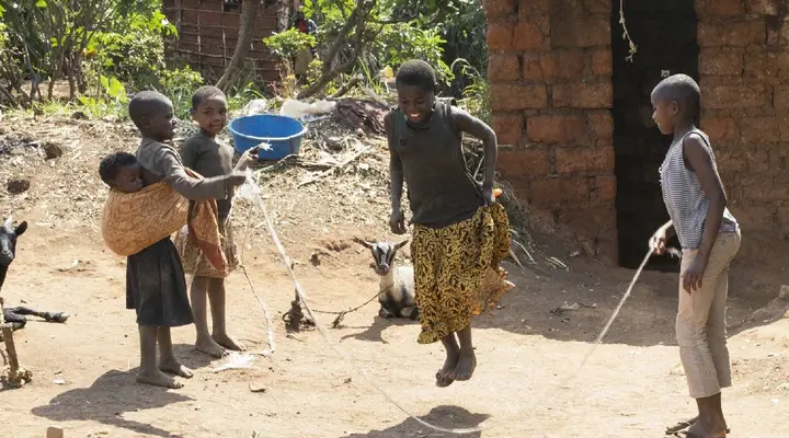 Des enfants rwandais s'amusant à l a corde à sautée Vol pas cher pour le Rwanda, enfants jouant à la corde à sauter