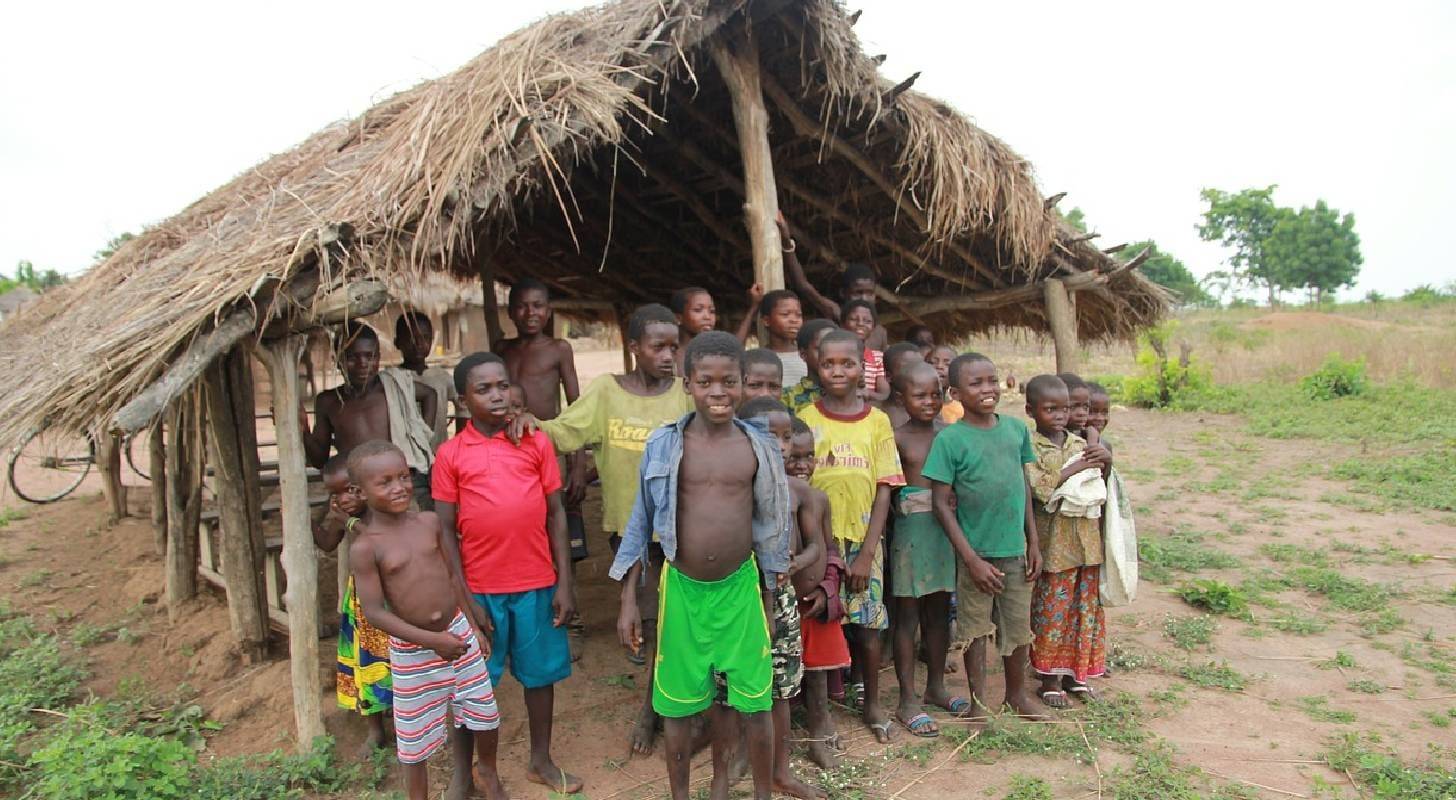 Billet d’avion pour le Togo, rencontre avec des enfants dans un village