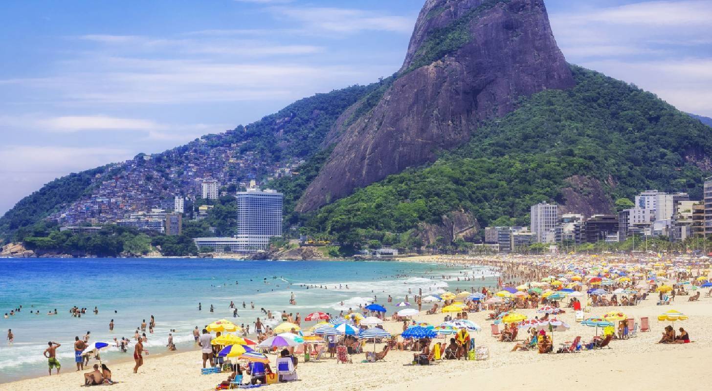 Trouvez un billet d'avion pas cher pour le Brésil et profitez de la plage Ipanema à Rio de Janeiro