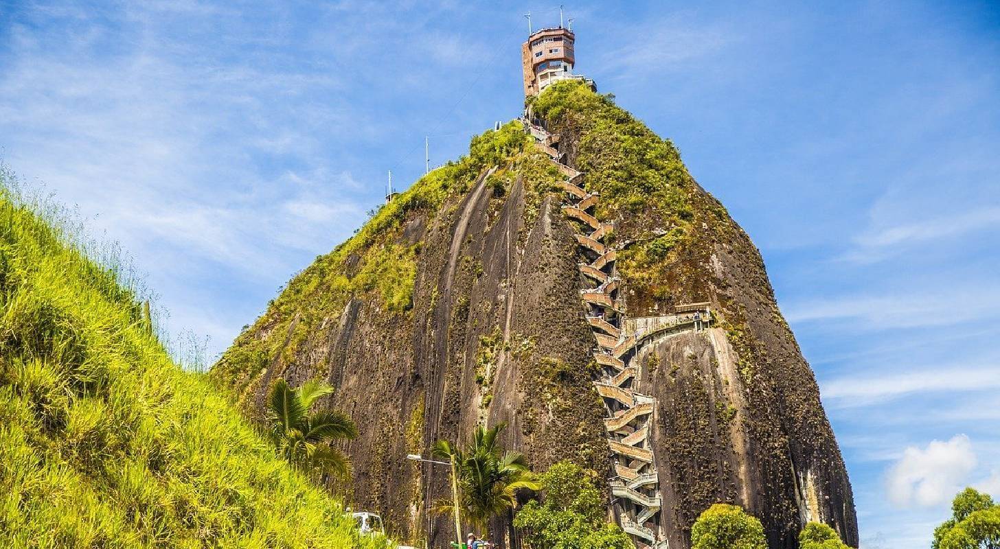 Achetez un billet d'avion pas cher pour la Colombie et  allez admirer le Penon de Guatapé