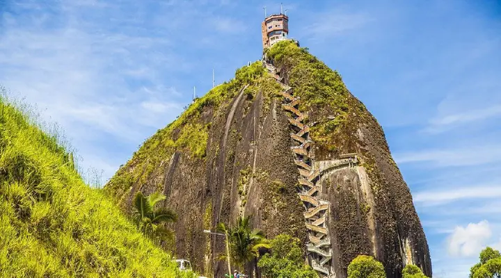 Le Penon de Guatapé Achetez un billet d'avion pas cher pour la Colombie et allez admirer le Penon de Guatapé