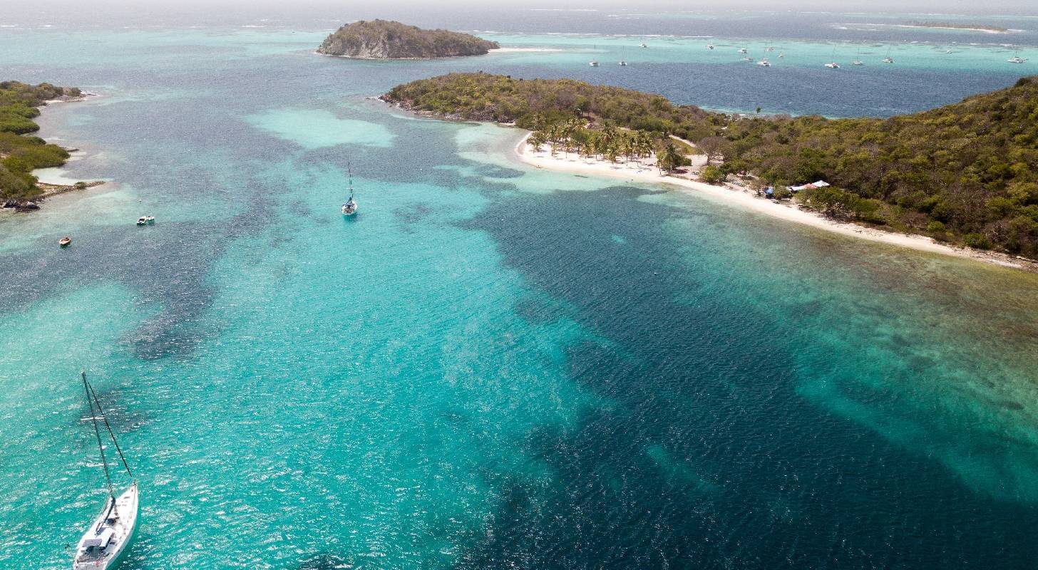 Réservez un vol pour les Iles Grenadines et profitez de la plage de Salt Whistle Bay