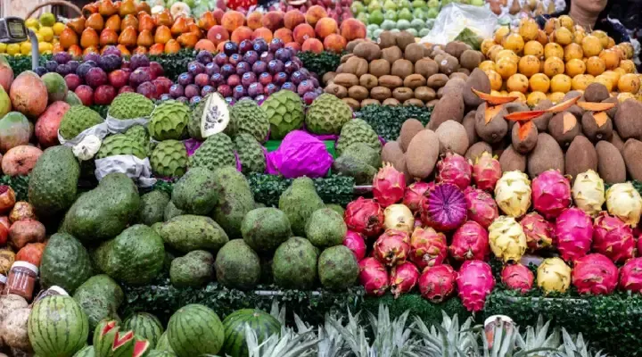 Etale de fruits exotiques sur un marché Réservez un vol pour les Iles Vierges britanniques