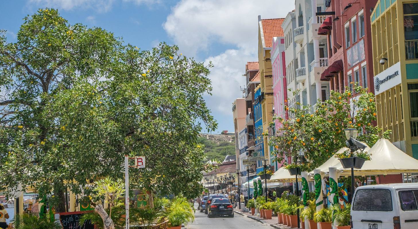 Vol pas cher pour Curaçao, découverte des maisons colorées de la capitale