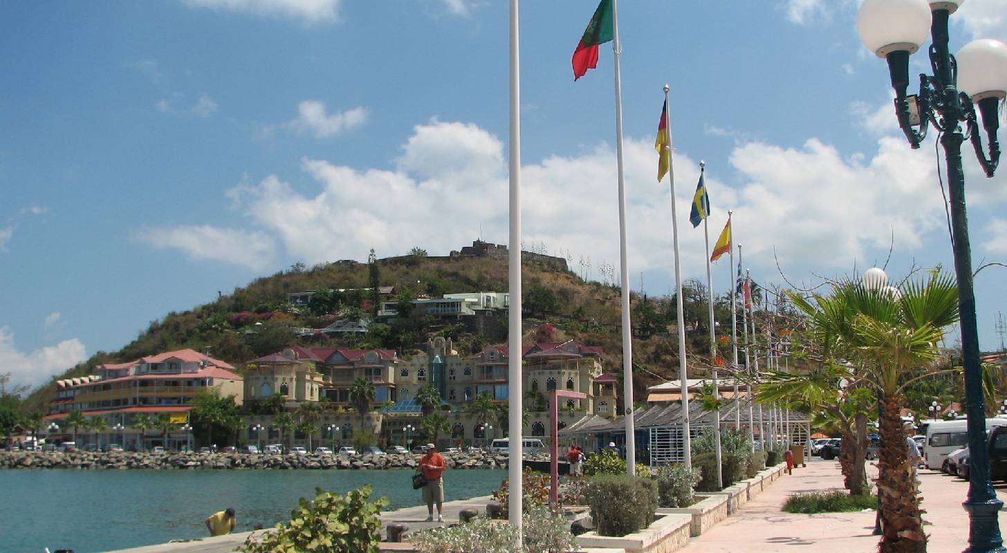 Réservez un vol pas cher pour Saint Martin et découvrez le port de Marigot et le fort Louis