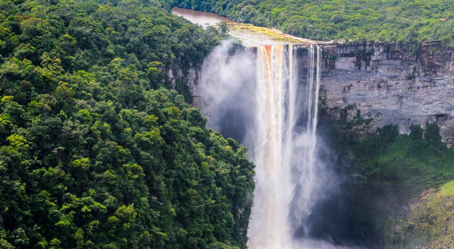 Réservez un vol direct pour la Guyane et découvrez les des chutes de Kaieteur 
