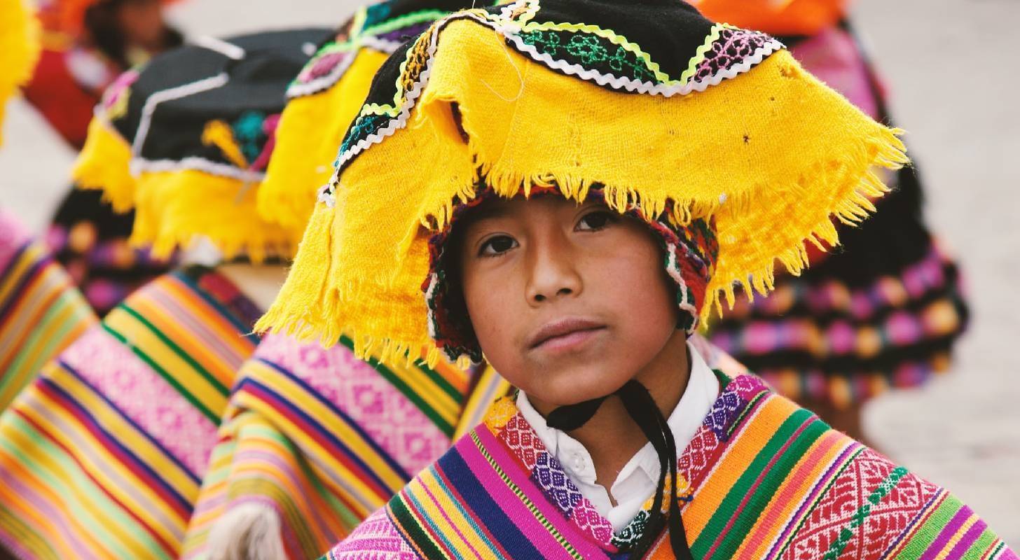 Vol pas cher pour le Pérou, rencontre avec un jeune garçon en costume traditionnel