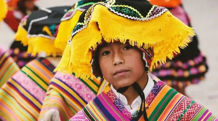 Un jeune garçon péruvien en costume traditionnel Vol pas cher pour le Pérou, rencontre avec un jeune garçon en costume traditionnel