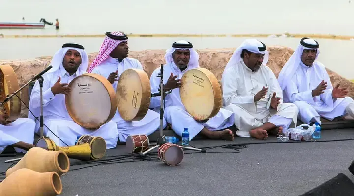 Des Bahreïniens jouant au jāhlah, petit tambour à main double face Vol pas cher pour Bahreïn avec découverte du jāhlah tambour traditionnel