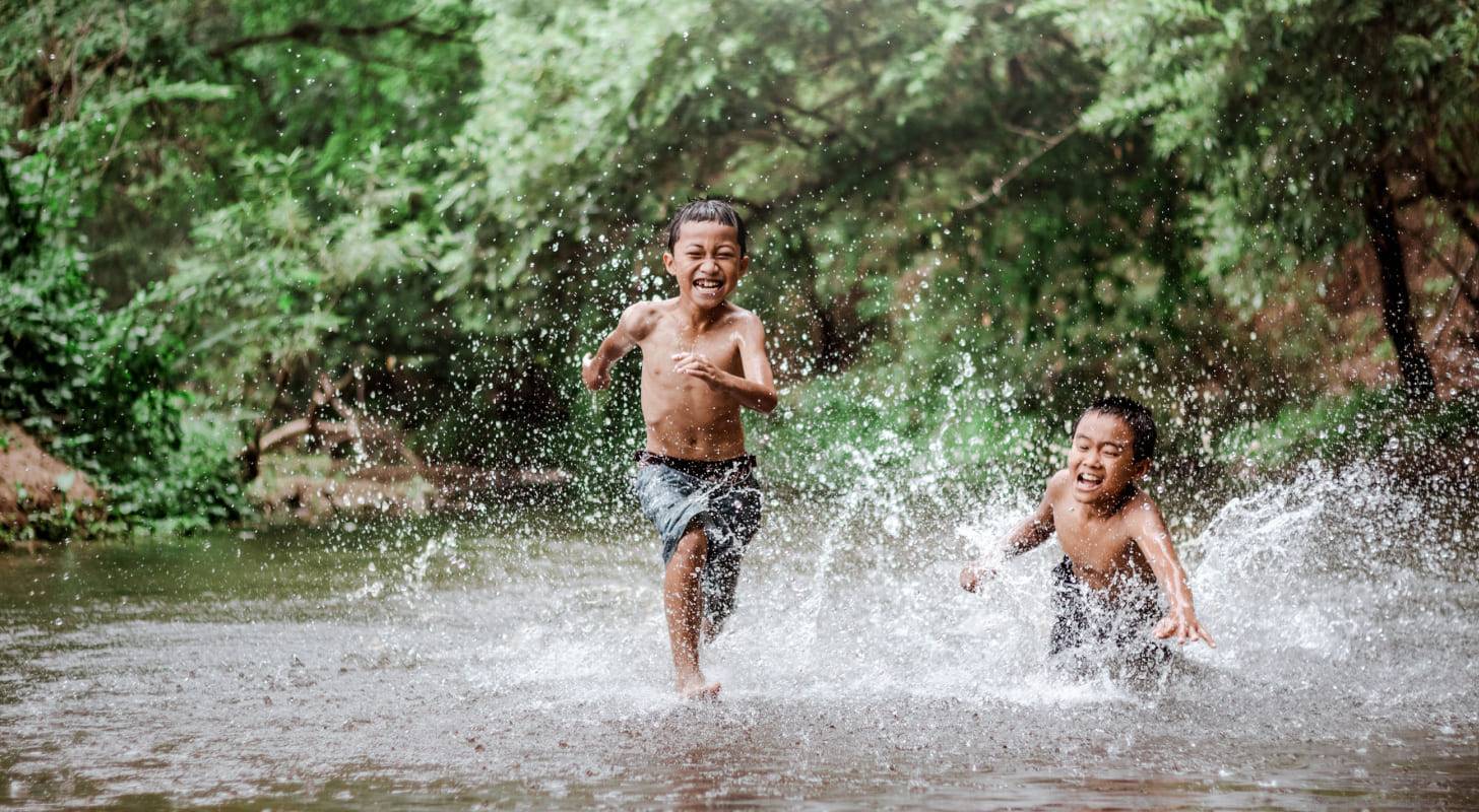 Voyage au Cambodge, enfants jouant dans un lac